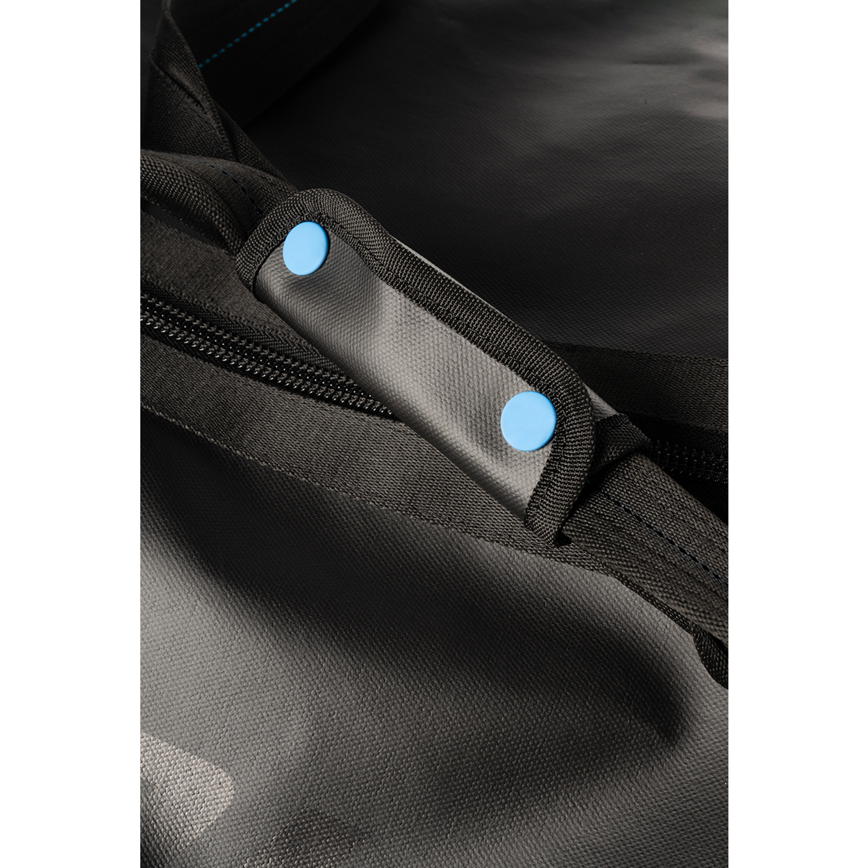 1064823_BTH25_BAG_BLUELINE-CARRY_SR_strap-closure-detail_33231091-818c-4714-ae05-336c16a59ec2.png