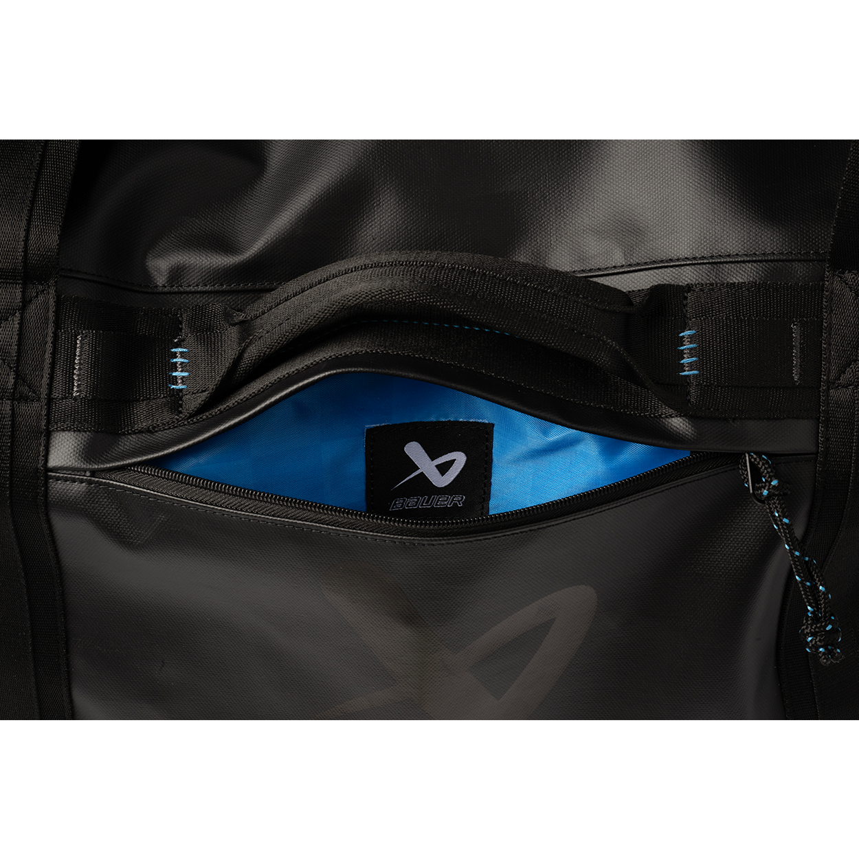 1064825_BTH25_BAG_BLUELINE-DUFFLE_front-pocket-detail.png