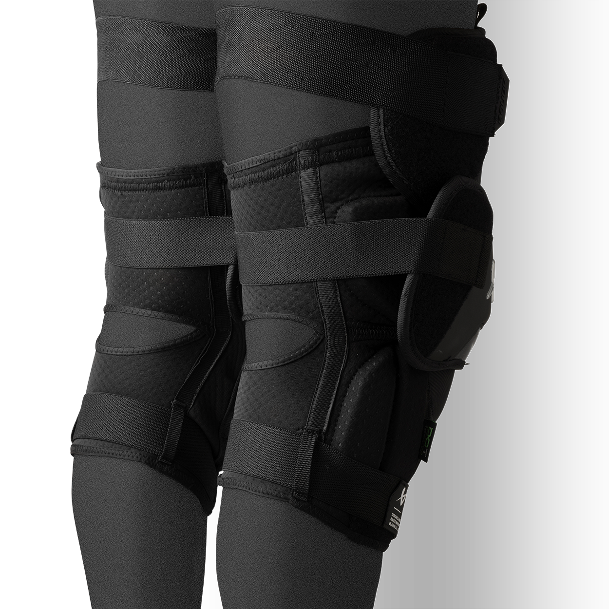 1064956_BTH25_GOAL_KNEE-GUARD_PRO_SR_rear-threequarter-pair_623d34ee-00d7-4911-82b4-db7ecefd56a0.png